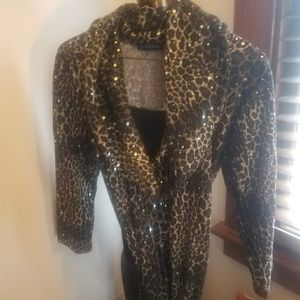 Cute light weight top with black belt.